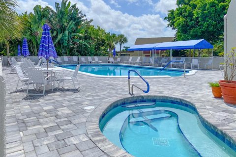 Condo in Lake Worth, Florida, 2 bedrooms  № 1151952 - photo 1