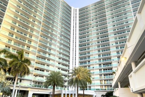 Condominio en venta en Sunny Isles Beach, Florida, 1 dormitorio, 92.07 m2 № 1956232 - foto 1