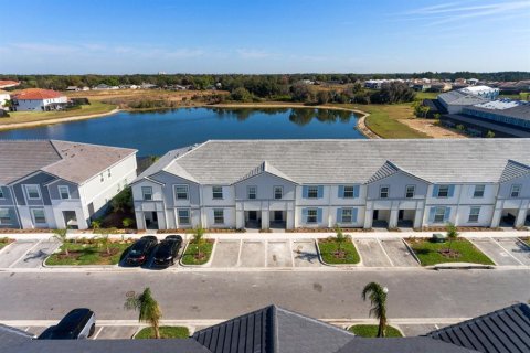 Townhouse in Davenport, Florida 5 bedrooms, 211.91 sq.m. № 1275738 - photo 2