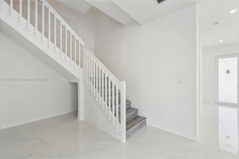 Adosado en venta en Miami, Florida, 5 dormitorios, 233.93 m2 № 1705799 - foto 14