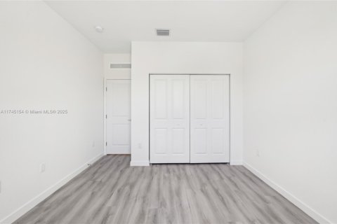 Adosado en venta en Miami, Florida, 5 dormitorios, 233.93 m2 № 1705799 - foto 19