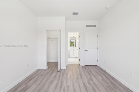 Adosado en venta en Miami, Florida, 5 dormitorios, 233.93 m2 № 1705799 - foto 22