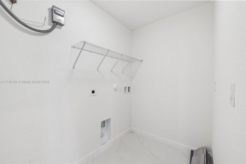 Adosado en venta en Miami, Florida, 5 dormitorios, 233.93 m2 № 1705799 - foto 13