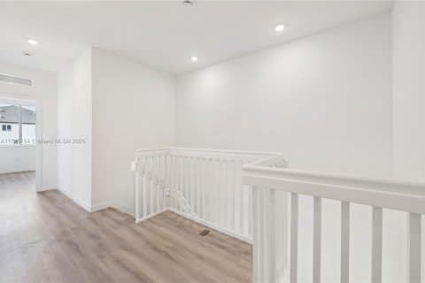 Adosado en venta en Miami, Florida, 5 dormitorios, 233.93 m2 № 1705799 - foto 15