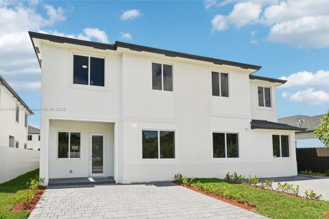 Adosado en venta en Miami, Florida, 5 dormitorios, 233.93 m2 № 1705799 - foto 1