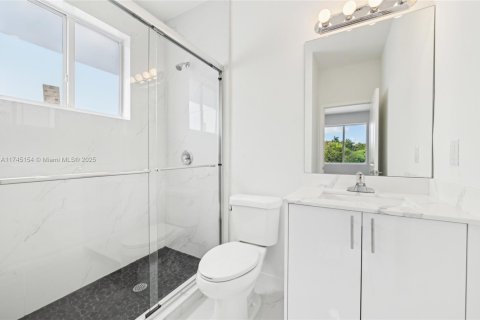 Adosado en venta en Miami, Florida, 5 dormitorios, 233.93 m2 № 1705799 - foto 23