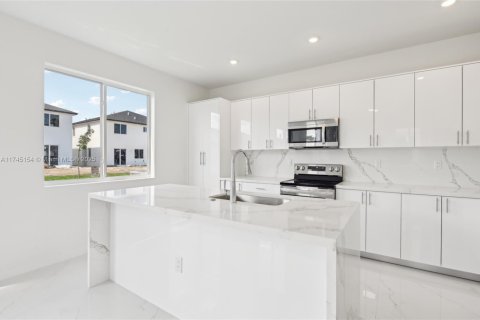 Adosado en venta en Miami, Florida, 5 dormitorios, 233.93 m2 № 1705799 - foto 7