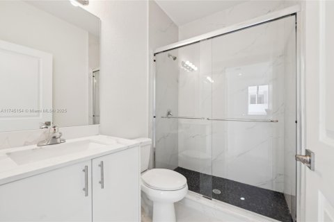 Adosado en venta en Miami, Florida, 5 dormitorios, 233.93 m2 № 1705799 - foto 24
