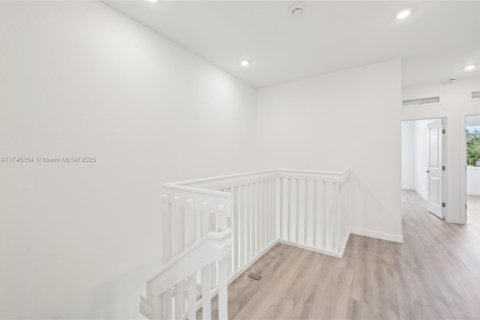 Adosado en venta en Miami, Florida, 5 dormitorios, 233.93 m2 № 1705799 - foto 16