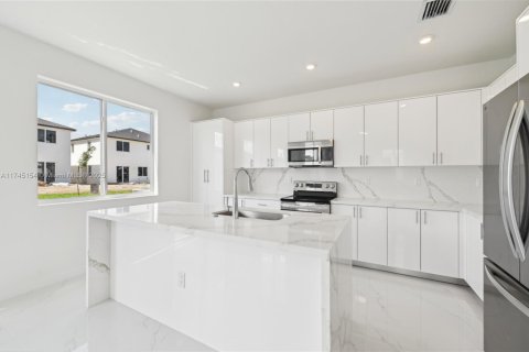 Adosado en venta en Miami, Florida, 5 dormitorios, 233.93 m2 № 1705799 - foto 8