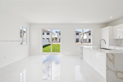 Adosado en venta en Miami, Florida, 5 dormitorios, 233.93 m2 № 1705799 - foto 6