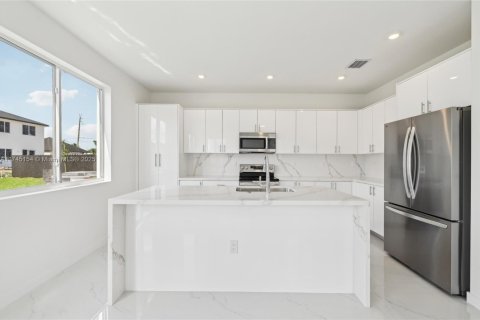 Adosado en venta en Miami, Florida, 5 dormitorios, 233.93 m2 № 1705799 - foto 9