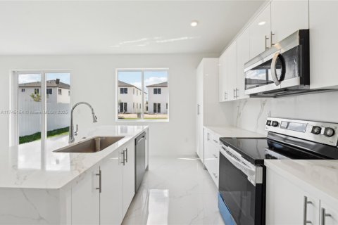 Adosado en venta en Miami, Florida, 5 dormitorios, 233.93 m2 № 1705799 - foto 12