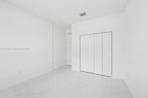 Adosado en venta en Miami, Florida, 5 dormitorios, 233.93 m2 № 1705799 - foto 18