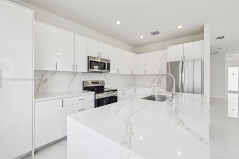 Adosado en venta en Miami, Florida, 5 dormitorios, 233.93 m2 № 1705799 - foto 10