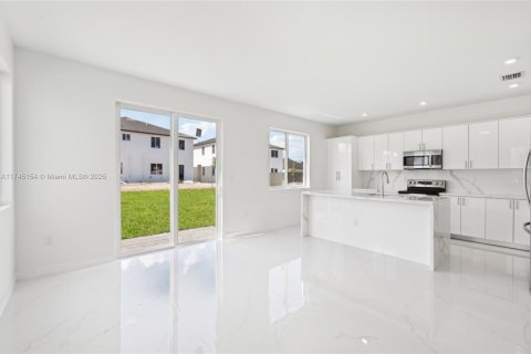 Adosado en venta en Miami, Florida, 5 dormitorios, 233.93 m2 № 1705799 - foto 5