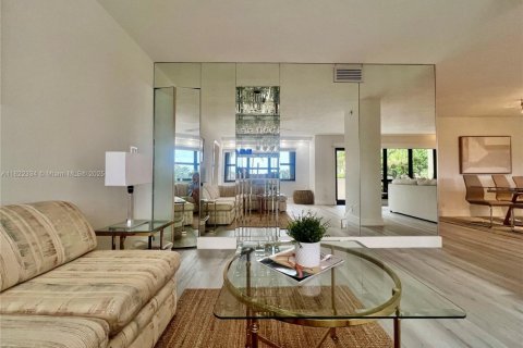 Condo in Lauderdale-by-the-Sea, Florida, 2 bedrooms  № 1961073 - photo 15