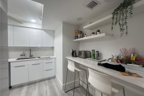 Condo in Lauderdale-by-the-Sea, Florida, 2 bedrooms № 1961073