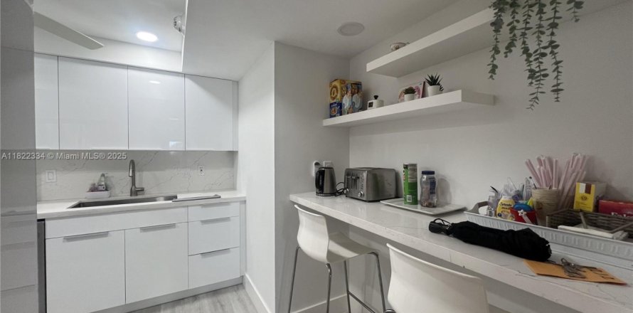 Condo in Lauderdale-by-the-Sea, Florida, 2 bedrooms  № 1961073