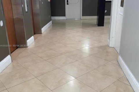 Condominio en alquiler en North Miami, Florida, 1 dormitorio, 72.28 m2 № 2085031 - foto 25