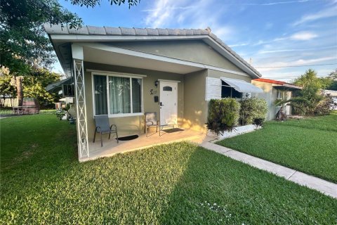 Купить виллу или дом в Холливуд, Флорида 3 спальни, № 1988710 - фото 2