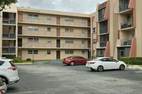 Снять в аренду кондоминиум в Майами, Флорида 2 спальни, 83.24м2, № 1971975 - фото 2