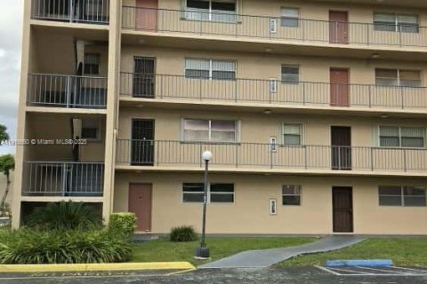 Снять в аренду кондоминиум в Майами, Флорида 2 спальни, 83.24м2, № 1971975 - фото 1