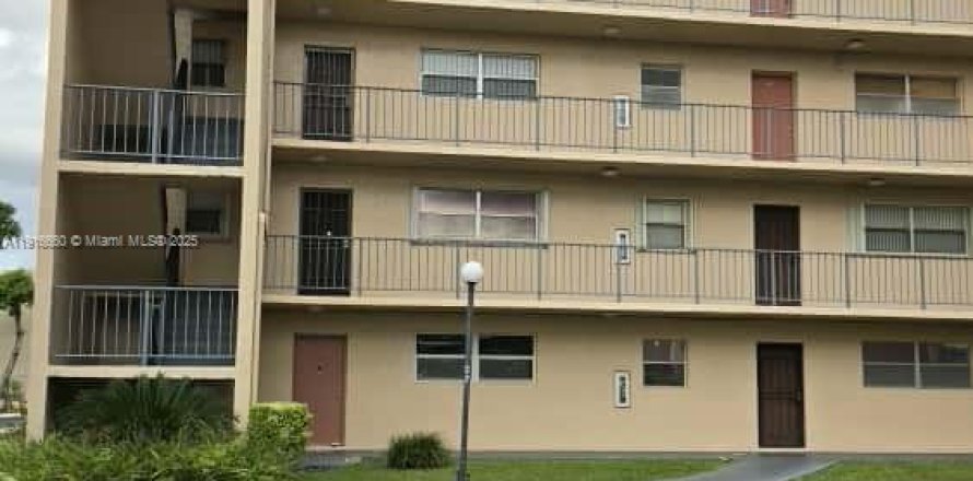 Кондоминиум с 2 спальнями в Майами, Флорида № 1971975