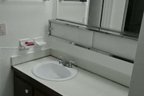 Снять в аренду кондоминиум в Майами, Флорида 2 спальни, 83.24м2, № 1971975 - фото 29