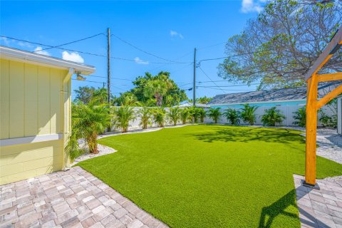 House in Saint Pete Beach, Florida 2 bedrooms, 110.46 sq.m. № 2232788 - photo 3