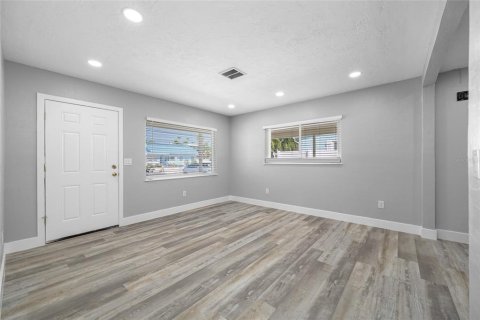 House in Saint Pete Beach, Florida 2 bedrooms, 110.46 sq.m. № 2232788 - photo 5
