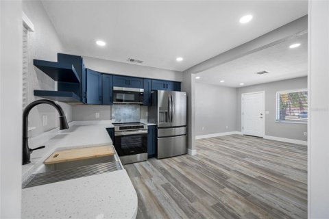 House in Saint Pete Beach, Florida 2 bedrooms, 110.46 sq.m. № 2232788 - photo 8