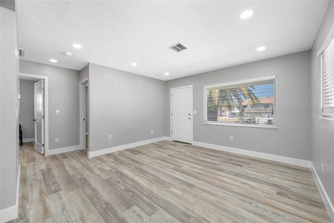 House in Saint Pete Beach, Florida 2 bedrooms, 110.46 sq.m. № 2232788 - photo 6