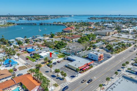 House in Saint Pete Beach, Florida 2 bedrooms, 110.46 sq.m. № 2232788 - photo 2
