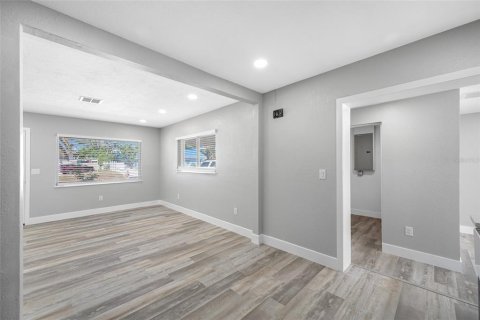 House in Saint Pete Beach, Florida 2 bedrooms, 110.46 sq.m. № 2232788 - photo 7