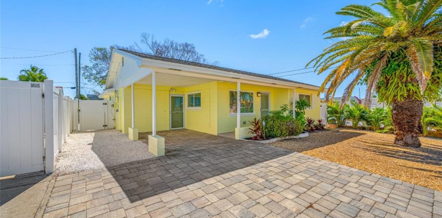 House in Saint Pete Beach, Florida 2 bedrooms, 110.46 sq.m. № 2232788