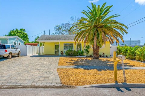 House in Saint Pete Beach, Florida 2 bedrooms, 110.46 sq.m. № 2232788 - photo 30
