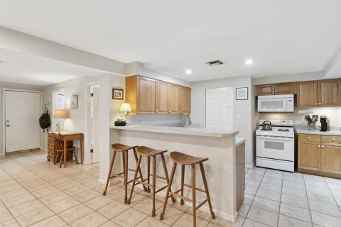House in Orlando, Florida 6 bedrooms, 298.49 sq.m. № 2390108 - photo 15
