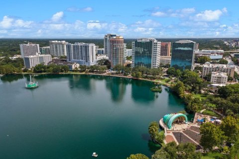 House in Orlando, Florida 6 bedrooms, 298.49 sq.m. № 2390108 - photo 2