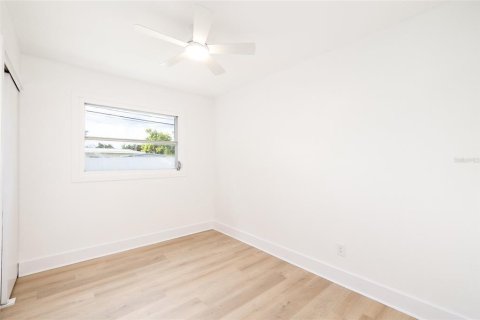 House in Pinellas Park, Florida 3 bedrooms, 76.64 sq.m. № 1841836 - photo 13