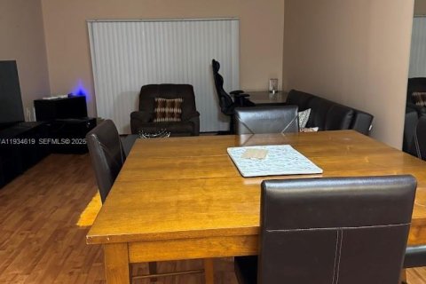 Condo in Coconut Creek, Florida, 2 bedrooms № 1993980 - photo 6