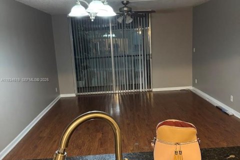 Condo in Coconut Creek, Florida, 2 bedrooms № 1993980 - photo 4