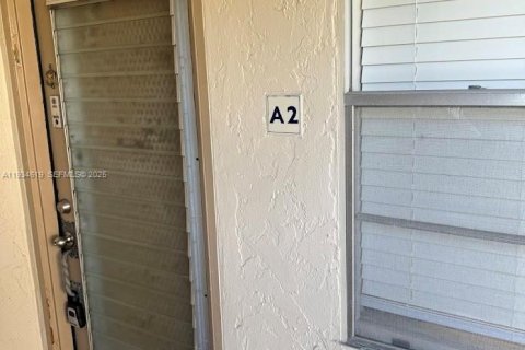 Condo in Coconut Creek, Florida, 2 bedrooms № 1993980 - photo 2