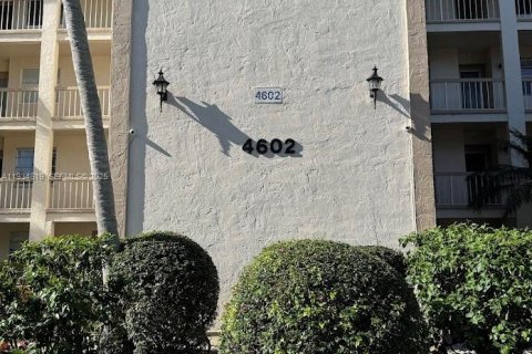 Condo in Coconut Creek, Florida, 2 bedrooms № 1993980 - photo 1