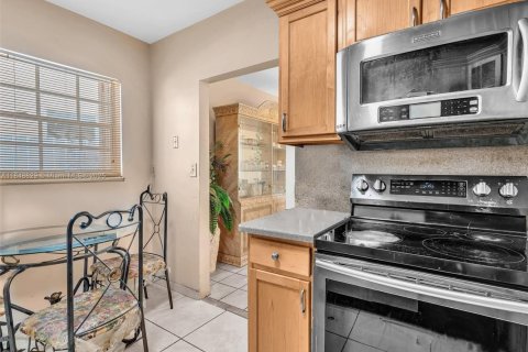House in North Miami Beach, Florida 3 bedrooms, 142.7 sq.m. № 1850545 - photo 18