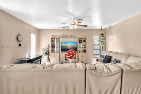 House in North Miami Beach, Florida 3 bedrooms, 142.7 sq.m. № 1850545 - photo 8