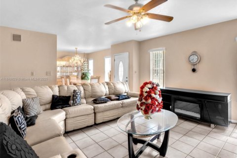 House in North Miami Beach, Florida 3 bedrooms, 142.7 sq.m. № 1850545 - photo 1