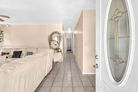 House in North Miami Beach, Florida 3 bedrooms, 142.7 sq.m. № 1850545 - photo 6