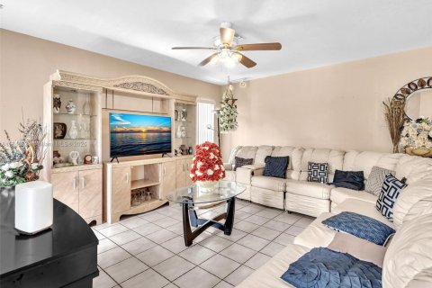 House in North Miami Beach, Florida 3 bedrooms, 142.7 sq.m. № 1850545 - photo 9