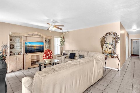 House in North Miami Beach, Florida 3 bedrooms, 142.7 sq.m. № 1850545 - photo 7